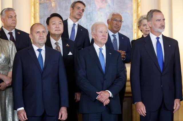 윤석열 대통령(둘째줄 왼쪽)이 28일 스페인 마드리드 왕궁에서 열린 나토 정상회의 전야 축하 만찬에 앞서 기념 촬영에 참석하고 있다. 앞줄 왼쪽부터 루멘 라데프 불가리아 대통령, 조 바이든 미국 대통령, 펠리페 6세 스페인 국왕, 둘째줄 왼쪽부터 윤 대통령, 우르줄라 폰데어라이엔 유럽연합(EU) 집행위원장, 뒷줄 왼쪽부터 키리아코스 미초타키스 그리스 총리, 오르반 빅토르 헝가리 총리, 안토니우 코스타 포르투갈 총리. 마드리드=AP 연합뉴스