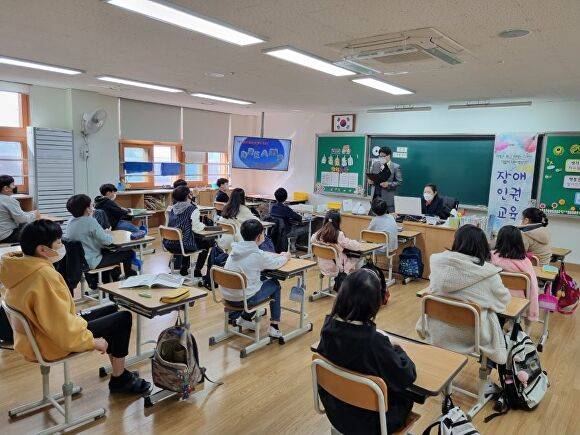 지난해 광주광역시 광산구 선창초등학교에서 실시된 장애인권 교육에서 선생님이 학생들에게 프레젠테이션 화면을 보여주고 있다. [사진=광주 광산구]