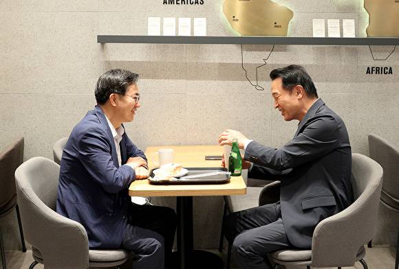 김동연 경기도지사 당선자(왼쪽)와 임태희 경기도교육감 당선자가 29일 오전 수원시 한 커피점에서 조찬 회동을 갖고 있다. [사진=경기도청]