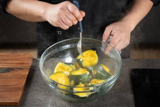 미니밤호박은 8등분으로 자른 후 전자레인지에서 익히는 게 좋다. 사진 대한민국농수산