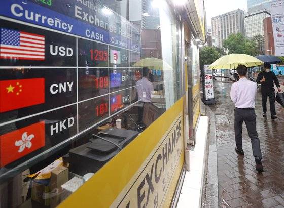 우리은행의 영업점에서 발생한 외환 거래 자금 중 일부가 암호화폐를 통한 자금세탁에 연루됐다는 의혹이 제기됐다. 다만 국내 암호화폐 거래소는 이 같은 의혹에 대해 “해당 의혹과 관련이 없다”고 선을 긋고 있다. 연합뉴스