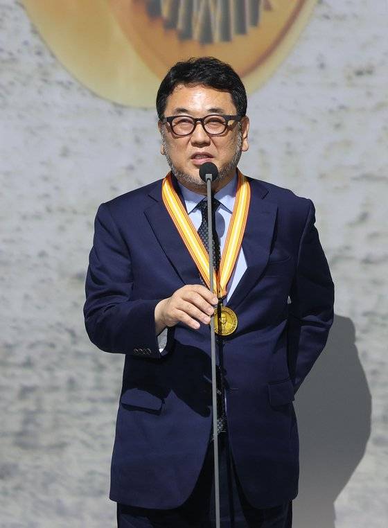 제 13회 홍진기 창조인상 시상식이 29일 서울 상암동 중앙일보 본사에서 열렸다. 사회부문 수상자인 통영국제음악제를 대표해 이용민 통영국제음악재단 대표가 시상식에 섰다. 우상조 기자