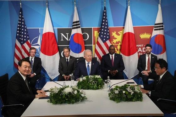 한ㆍ미ㆍ일 3국 정상이 29일 오후(현지 시간) 스페인 마드리드 이페마(IFEMA) 컨벤션센터에서 정상회담했다. 3국 정상회의가 열린 건 5년여 만으로, 북한의 핵과 미사일에 대한 공조 강화를 재확인했다. 강정현 기자