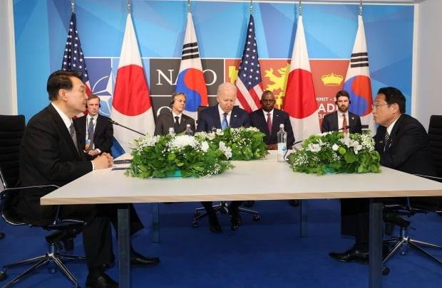 윤석열 대통령이 29일 스페인 마드리드 이페마(IFEMA) 컨벤션센터에서 열린 한미일 정상회담에서 조 바이든 미국 대통령, 기시다 후미오 일본 총리와 대화하고 있다.  /사진=연합뉴스