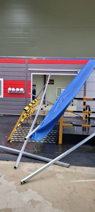 29일 오전 7시31분쯤 충주시 산척면 한 공장 외벽에 붙어있는 비가림막 구조물이 돌풍에 무너졌다. 이 사고로 노동자 3명이 경상을 입고 치료 중이다. 충북소방본부 제공.