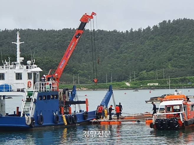 29일 오전 11시30분쯤 송곡선착장 방파제 인근에서 발견, 인양한 승용차에서 시신 3구가 발견됐다. 사진은 경찰과 해경이 은 55t급 바지선과 25t급 크레인선 등을 동원해 수색 작업을 벌이고 있는 모습