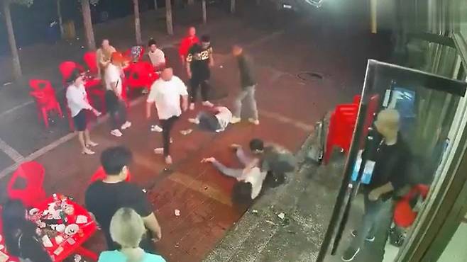 중국 허베이성 탕산시의 한 고깃집에서 지난 6월 10일 여성들이 남성들에게 끌려나가 집단 폭행당하는 장면이 찍힌 CCTV 영상 화면. 로이터통신