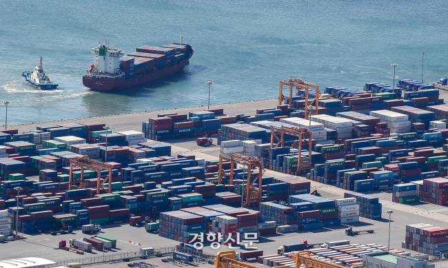 항공에서 바라본 경기도 평택항에 컨테이너가 가득 찬 모습이다. 한수빈 기자