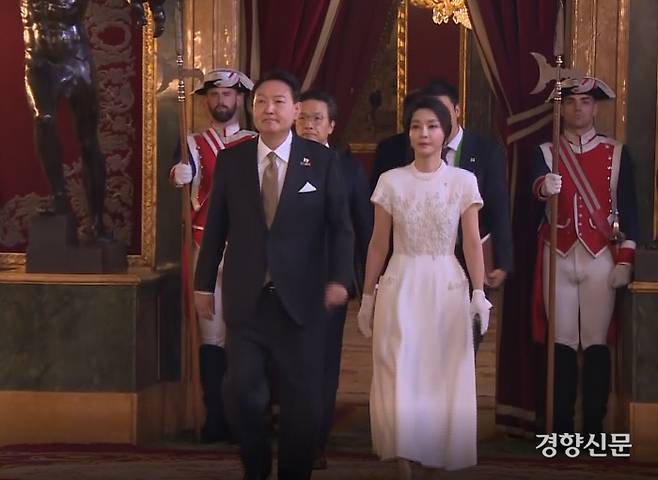 윤석열 대통령과 김건희 여사가 28일(현지시간) 스페인 마드리드 왕궁에서 열린 펠리페 6세 스페인 국왕 내외 주최 만찬에 참석하고 있다. 나토정상회의 사무국 제공