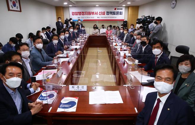 29일 오전 국회 의원회관에서 열린 국민의힘 정책위원회 주최 ‘경찰의 민주적 운영과 효율성 제고를 위한 경찰행정지원부서 신설 정책토론회’에서 참석자들이 기념촬영을 하고 있다. 국회사진기자단