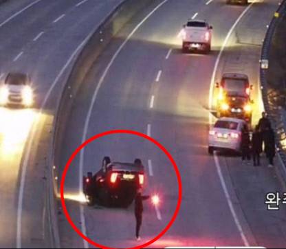 육군 35사단에서 근무하는 군무원 김태현·윤대길·김영민씨는 지난 1월7일 전북 순천∼완주 고속도로 오수휴게소 인근에서 사고로 전복된 차량에서 어머니와 세 가족을 구조했다. 소방청 제공