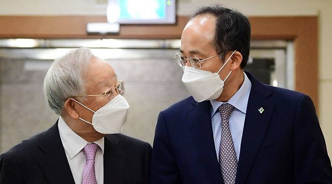 손경식 경총 회장(왼쪽), 추경호 경제부총리