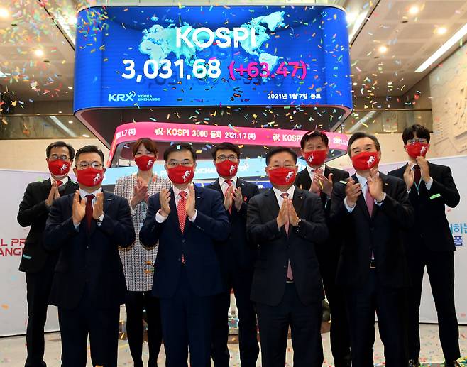 Front row, from left: Korea Investment & Securities CEO Jung Il-mun, Korea Exchange Chairman Sohn Byung-doo, Korean Financial Investment Association Chairman Na Jae-chul, Bookook Securities CEO Park Hyeon-chul and officials from market operator the Korea Exchange celebrate South Korea’s benchmark Kospi’s closing above 3,000 points for the first time at the KRX’s Seoul office on Jan. 7, 2021. (KRX)