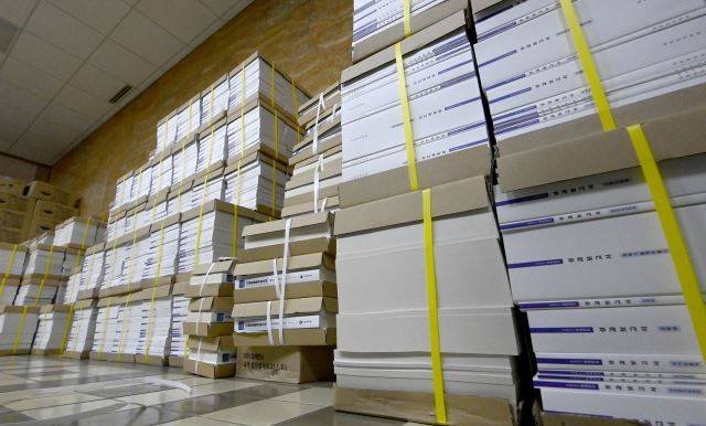 장기간 국회 공백이 이어지고 있는 가운데 지난 20일 오전 서울 영등포구 여의도동 국회 의안과 입구에 각종 법안 관련 자료가 쌓여 있다.  국회사진기자단