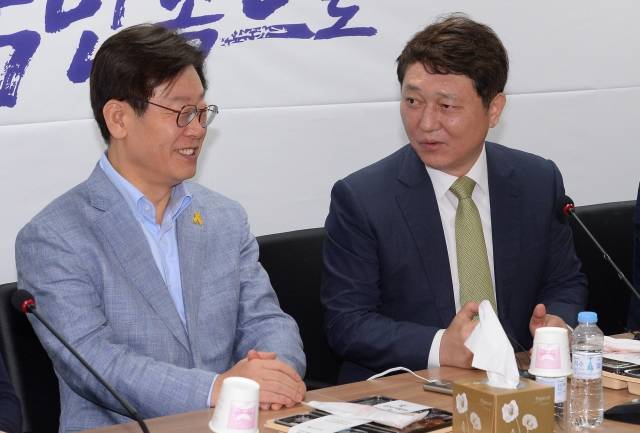 최재성 전 청와대 정무수석(오른쪽)과 이재명 더불어민주당 의원. 뉴시스