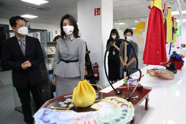 윤석열 대통령 부인 김건희 여사가 28일(현지시간) 마드리드 주스페인한국문화원을 방문해 K-패션 전시회를 관람하고 있다. 연합뉴스