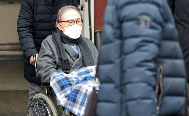 이명박 전 대통령이 지난해 2월 10일 오후 서울 종로구 서울대병원에서 퇴원하고 있다. 연합뉴스