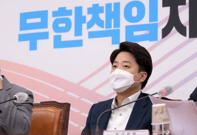 이준석 국민의힘 대표가 지난 23일 국회에서 열린 최고위원회의에 참석해 발언을 듣고 있다. 공동취재사진