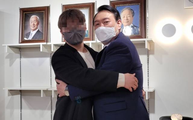 대선 후보자 시절이던 지난 1월 31일 윤석열 대통령이 서해 피살 공무원의 아들 이모군을 서울 영등포구 국민의힘 당사에서 만나 포옹하고 있다. 유족 측 제공