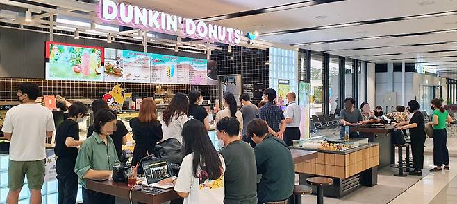 김포~하네다 노선 운항 재개 첫날인 29일 김포공항 국제선 여객터미널 1층 한 카페에 손님들이 주문을 위해 줄을 서고 있다. [지홍구 기자]