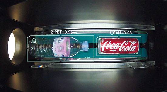 ‘수퍼빈’이 개발한 스마트 폐기물 분리수거 로봇 ‘네프론’은 병이나 캔 같은 재활용 폐기물을 AI가 자동으로 분류 수거한다. (수퍼빈 제공)