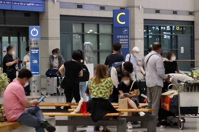 [인천공항=뉴시스] 조성우 기자 = 지난 23일 오후 인천국제공항 제1여객터미널 입국장이 붐비고 있다. 2022.06.23.