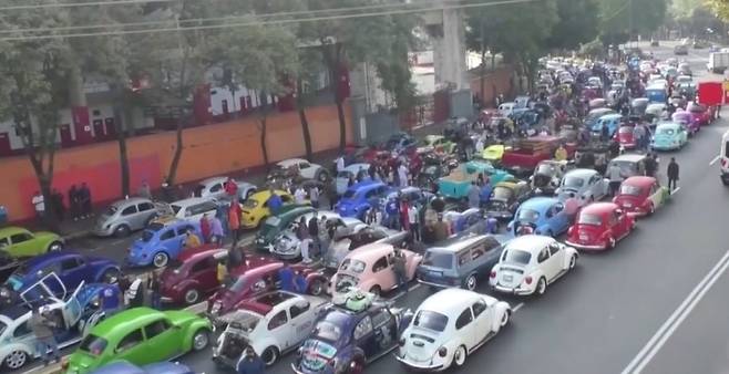 지난 22일(현지시간) 멕시코 수도 멕시코시티에서 '비틀의 날'을 기념하는 행사가 열렸다. /로이터=뉴스1