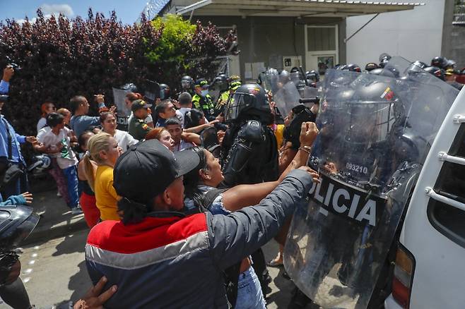 28일(현지시간) 콜롬비아 툴루아의 교도소에서 화재가 발생해 최소 51명이 숨진 가운데 재소자 가족들이 교도소에 몰려와 항의했다. /사진=AFPBBNews=뉴스1