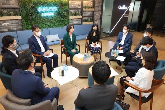 이영 중소벤처기업부 장관이 지난 16일 경기도 분당 퀄리타스반도체에서 열린 시스템반도체 설계전문기업(팹리스) 토론회에서 모두발언을 하고 있다./사진=뉴스1