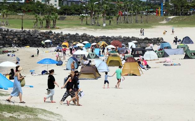 올해 첫 폭염주의보가 내려진 26일 제주시 함덕해수욕장 백사장에 피서객들의 텐트가 줄지어 있다.   이곳을 포함한 제주지역 해수욕장 12곳은 7월 1일 정식 개장한다. /사진=뉴스1