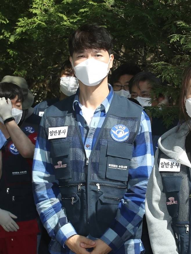 방송인 박수홍이 지난해 4월 경기 남양주시의 한 유기견보호소에서 유기견 예방접종 등 봉사에 참여하고 있는 모습. /사진=뉴스1