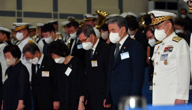 제2연평해전 승전 20주년 기념식 : 29일 오전 평택시 해군제2함대 사령부 충무관에서 열린 제2연평해전 승전 20주년 기념식에서 이종섭 국방부장관과 유족들이 묵념을 하고 있다.  신창섭 기자