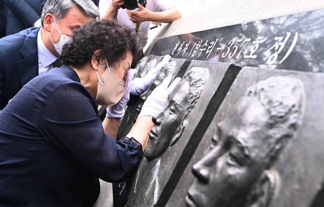 '나라 지키고 떠난 내 아들아...' : 29일 오전 경기도 평택시 해군 제2함대사령부에서 열린 '제2연평해전 승전 20주년 기념식'에서 유가족이 해전 영웅들의 얼굴 부조상을 어루만지며 눈물을 흘리고 있다.  신창섭 기자