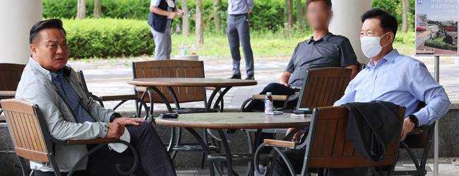 29일 오후 정부세종청사에서 열리는 최저임금위원회 제8차 전원회의에 앞서 사용자위원인 류기정(오른쪽) 한국경영자총협회 전무와 근로자위원인 이동호(왼쪽) 한국노총 사무총장이 대화하고 있다. 연합뉴스