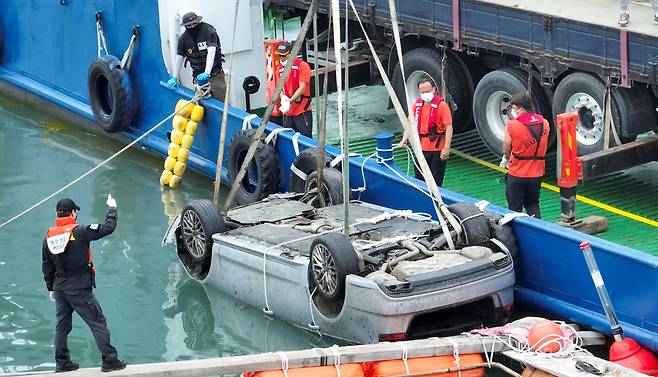 29일 오전 전남 완도군 신지면 송곡선착장 인근 방파제에서 경찰이 10ｍ 바닷속에 잠겨있는 조유나(10)양 가족의 차량을 인양하고 있다. 경찰은 실종된 조양의 가족과 차량을 찾기 위해 수중 수색하다 전날 가두리양식장 아래에 잠겨있는 차량을 발견했다. [연합]