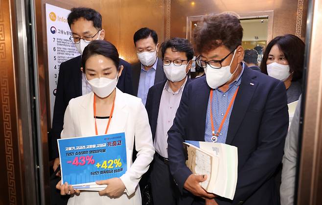 공익위원이 내년도 최저임금 9,620원을 제시한 가운데 29일 오후 세종시 정부세종청사 최저임금위원회 회의실에서 표결을 거부하고 퇴장한 류기정 한국경영자총협회 전무를 비롯한 사용자 위원들이 승강기에 오르고 있다. [연합]