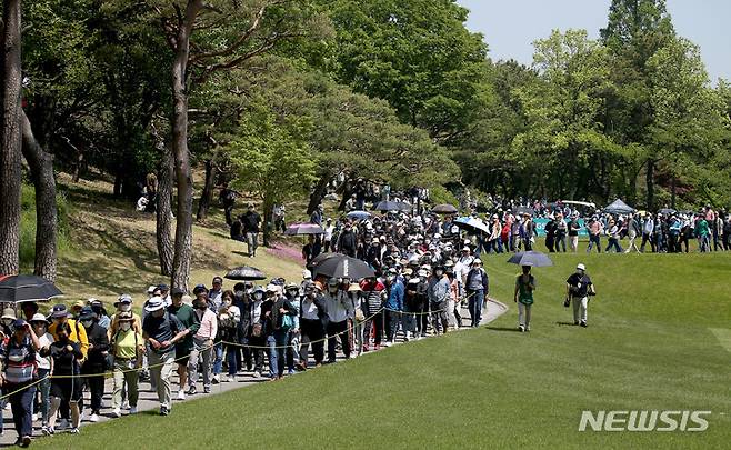 [서울=뉴시스] 최동준 기자 = 5일 경기 분당 남서울CC에서 열린 제41회 GS칼텍스 매경오픈에서 1라운드에서 관중들이 코스를 따라 이동하고 있다. (사진=KPGA 제공) 2022.05.05. photo@newsis.com *재판매 및 DB 금지