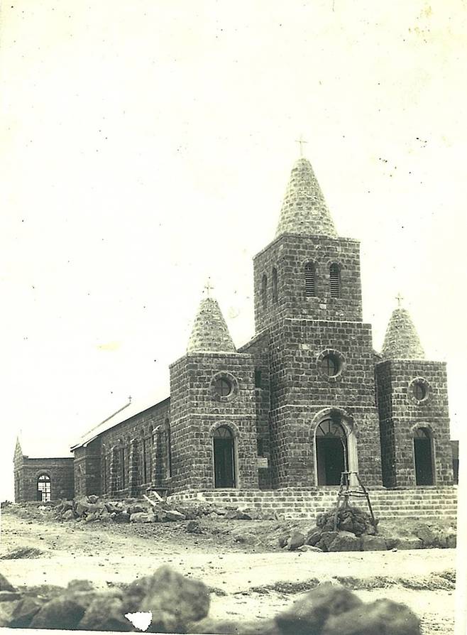 [제주=뉴시스] 1955년 한림성당의 모습. 1999년 도로 확장 공사로 인해 본당이 철거되고 지금은 종탑만 남아 있다. (사진=제주도 제공) 2022.06.29. photo@newsis.com *재판매 및 DB 금지