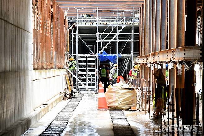 [광주=뉴시스] 변재훈 기자 = 광주 서구 풍암동 광주도시철도 2호선 3공구 207정거장 공사현장에서 골조 주변에 콘크리트 구조물을 덧입히는 작업을 하고 있다. 2021.11.09. wisdom21@newsis.com