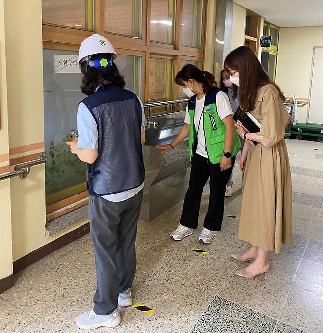 위험성 평가를 위해 현장 점검 중인 관계자들. (사진=구리남양주교육지원청 제공)  *재판매 및 DB 금지