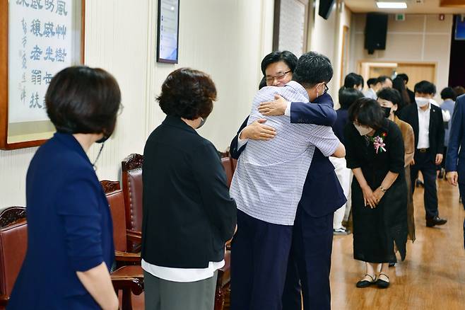 [제주=뉴시스] 이석문 제주교육감이 29일 오후 제주도교육청 대회의실에서 열린 이임식에서 한 직원과 포옹하고 있다. (사진=제주교육청 제공) 2022.06.29. photo@newsis.com *재판매 및 DB 금지