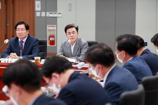 [홍성=뉴시스] 김태흠 충남도지사 당선자가 인수위원회 최종보고회에서 발언을 하고 있다.  *재판매 및 DB 금지