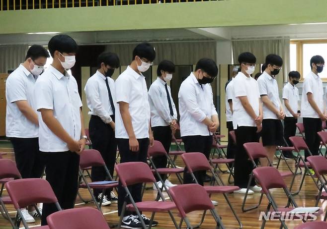 [인천=뉴시스] 김동영 기자 = 송도고등학교 학생들이 29일 오후 인천 연수구 송도고등학교에서 열린 제20주기 故 윤영하 소령 추모식에서 묵념을 하고 있다. 2022.06.29. dy0121@newsis.com