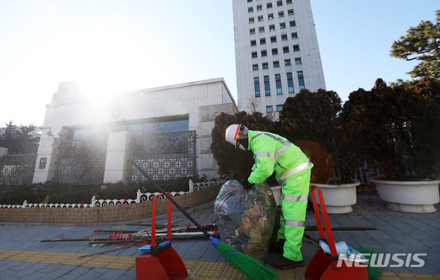 [서울=뉴시스] 홍효식 기자 = 환경미화원이 물품을 정리하고 있다. (사진은 기사와 관련이 없습니다.) 2020.12.15. yesphoto@newsis.com