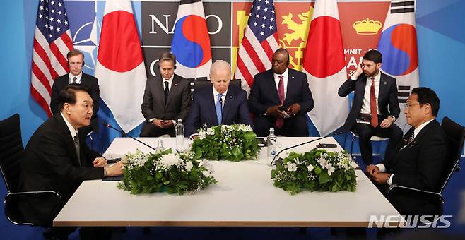 [마드리드=뉴시스] 전신 기자 = 윤석열 대통령이 29일(현지시간) 마드리드 이페마(IFEMA)에서 조 바이든 미국 대통령, 기시다 후미오 일본 총리와 한미일 정상회담을 하고 있다. 2022.06.29. photo1006@newsis.com
