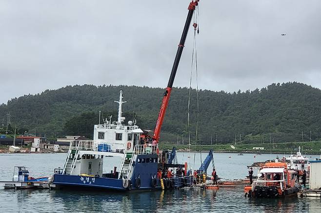 전남 완도에서 실종된 광주 초등학생 일가족의 차량이 인양되고 있다. 독자 제공