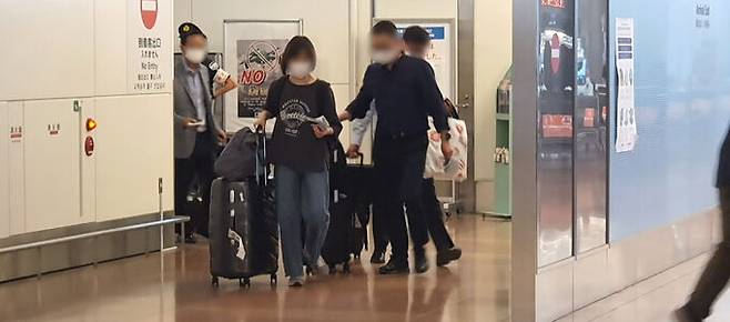 2년 3개월여&nbsp;만에&nbsp;서울 김포-도쿄 하네다 항공노선이 재개된 29일 김포공항발 첫 비행기&nbsp;승객들이 하네다공항에 도착해&nbsp;입국장 출구를 나서고 있다. 하네다=강구열 특파원