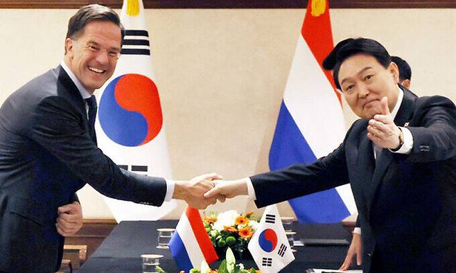 한·네덜란드 정상회담 나토(북대서양조약기구) 정상회의 참석을 위해 스페인을 방문 중인 윤석열 대통령이 29일(현지시간) 마드리드 시내 한 호텔에서 열린 한·네덜란드 정상회담에서 마르크 뤼터 네덜란드 총리와 악수하며 카메라를 가리키고 있다. 마드리드=이재문 기자