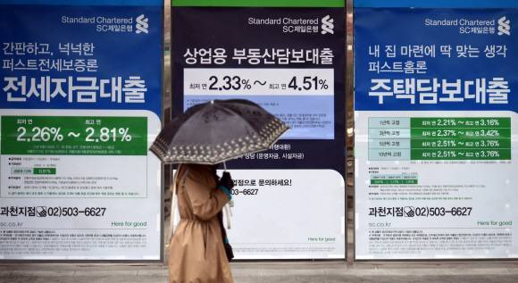 치솟는 대출금리  - 기준금리 인상과 금융 당국의 가계부채 관리 강화로 시중은행 대출금리가 연 5%까지 치솟았지만 예금금리는 연 1%대에 머무르면서 소비자들의 불만이 커지고 있다. 사진은 9일 경기도의 한 은행 앞에 대출 관련 광고문이 붙어 있는 모습.박윤슬 기자 seul@seoul.co.kr