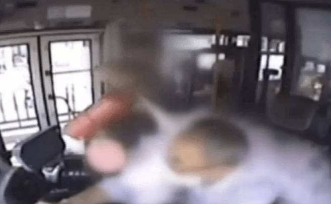20대 승객이 버스 기사 얼굴에 소화기를 분사하는 모습. 2022.06.29 KBS 뉴스 캡처